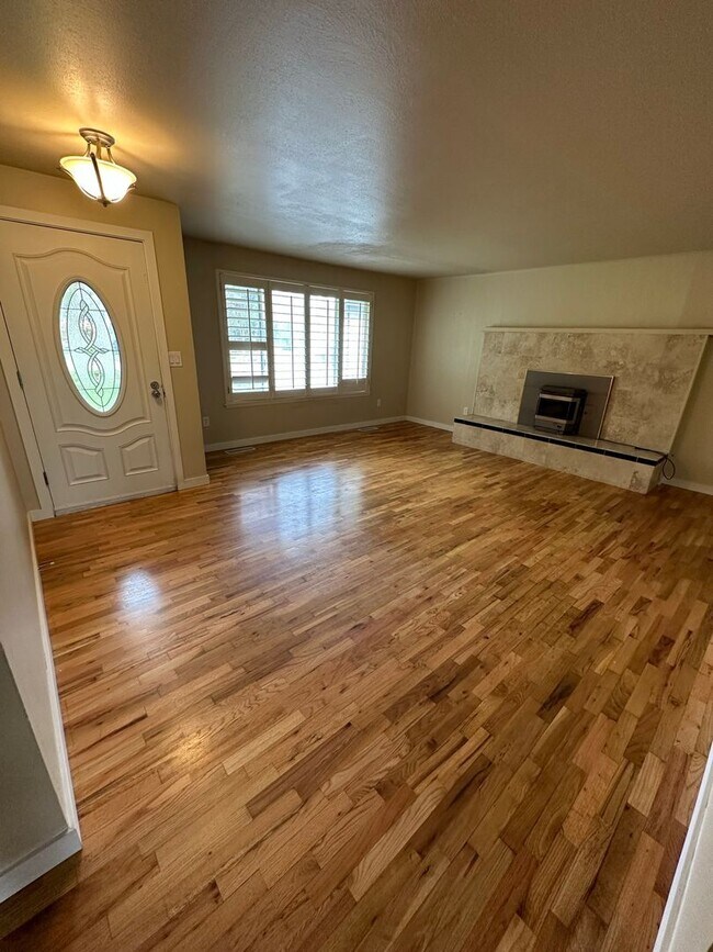 Building Photo - 3 Bedroom 2.5 Bathroom Hardwood Floors Fen...