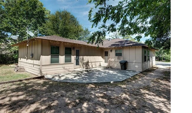 Building Photo - Comfy 4-Bed/3-Bath 3 blocks from A&M with all appliances, backyard, 5 min to grocery store