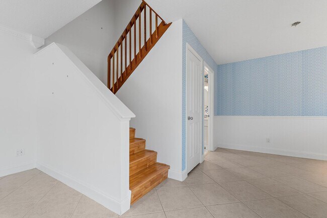 Building Photo - 2406 SW Danbury Ln