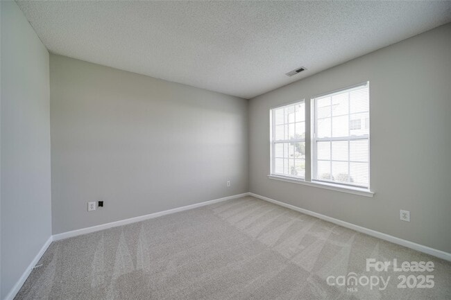 Building Photo - 120 Lantana Dr