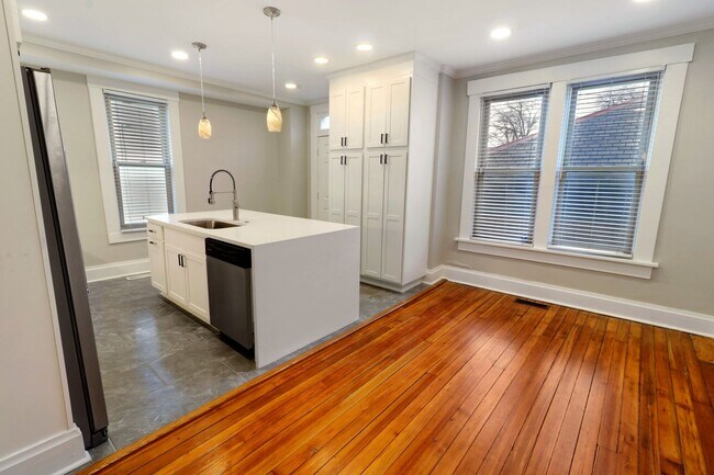 Building Photo - 916-918-918 Harrison Ave