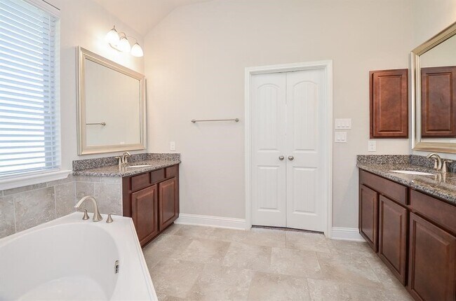 Building Photo - 19202 Presa Canyon Dr