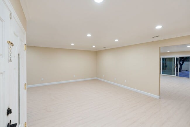 Building Photo - Large 5 Bedroom 4 bathroom Home