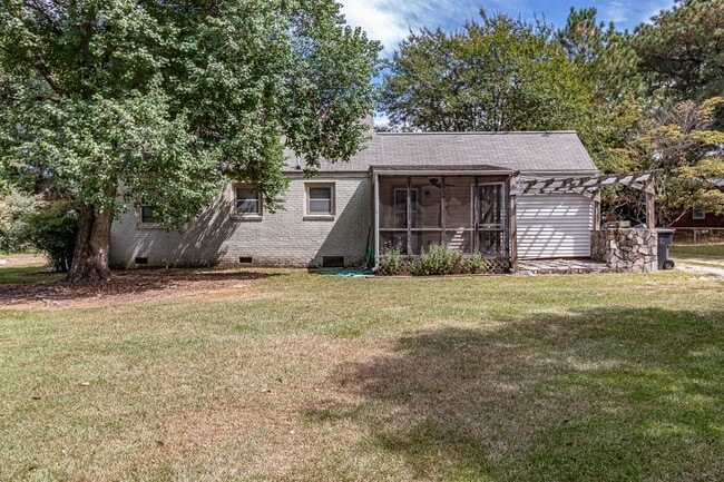 Building Photo - CHARMING 2 Bedroom/1 Bathroom w/ Bonus Roo...