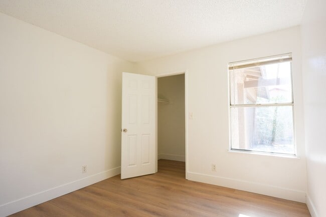 Building Photo - Updated 4 Bedroom / 2 Bathroom Home in Las Vegas