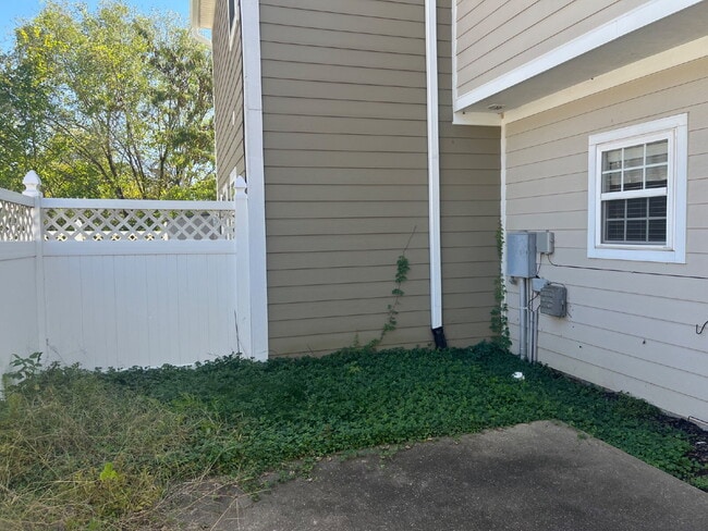 Building Photo - "Charming 2-Bed Townhouse Retreat with 2.5...
