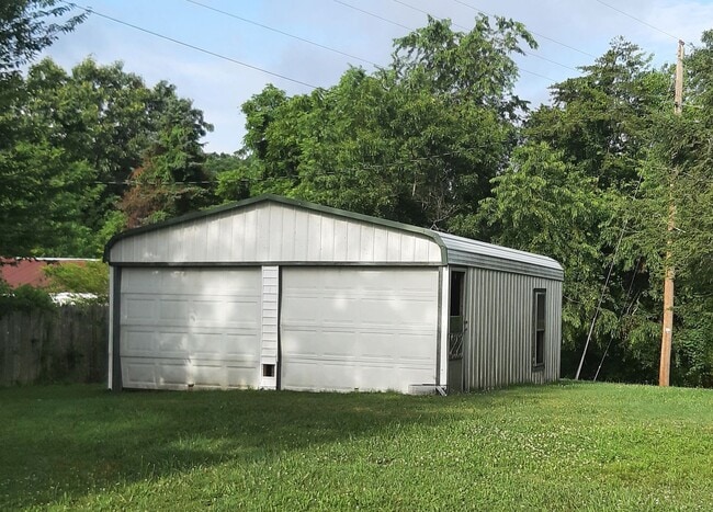 Building Photo - 3 Bedroom 1.5 Bath Mobile Home w/ Washer&D...
