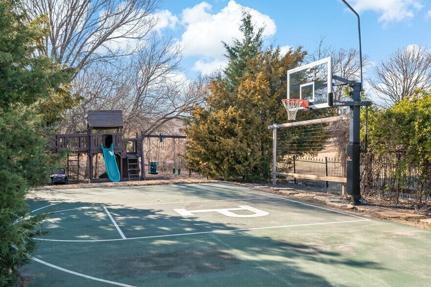 Building Photo - 931 Woodview Dr