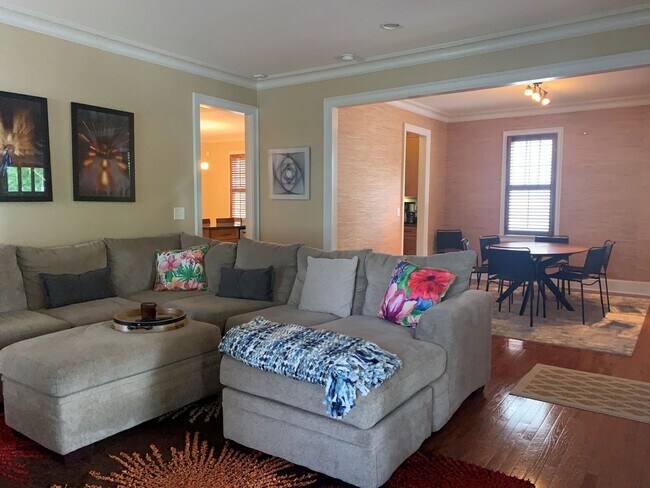 Building Photo - Charming Home