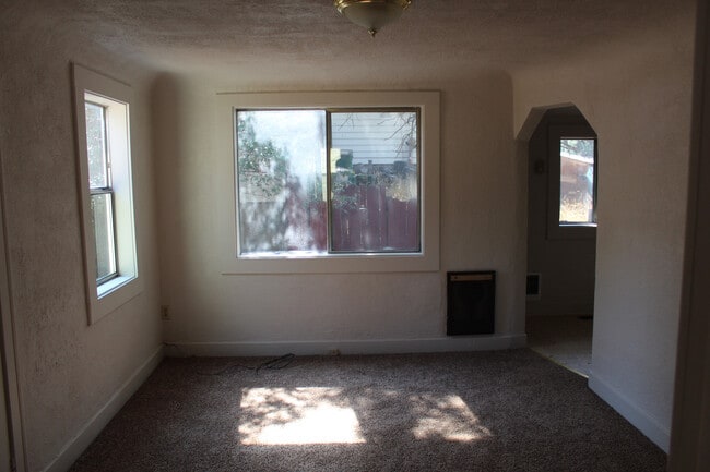 Building Photo - 1518 Siskiyou St