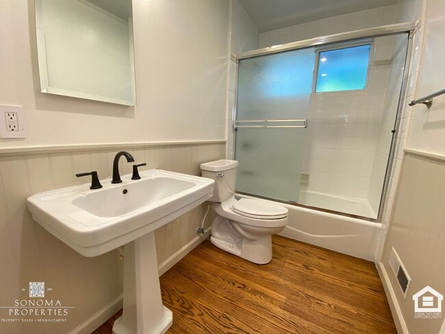 Building Photo - Charming 2bd/2ba House in Downtown Sonoma!
