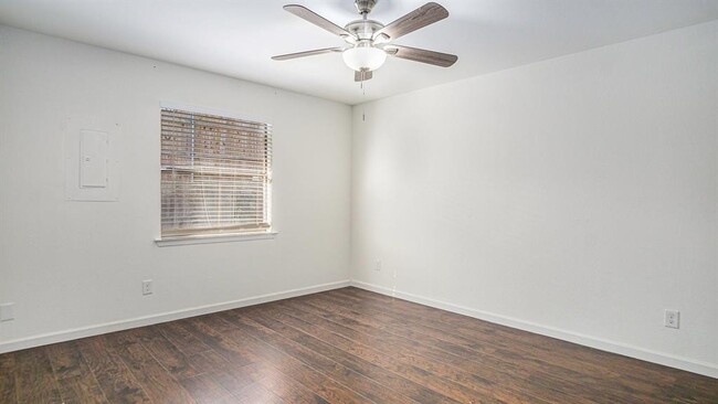 Building Photo - 2107 Mistletoe Ave