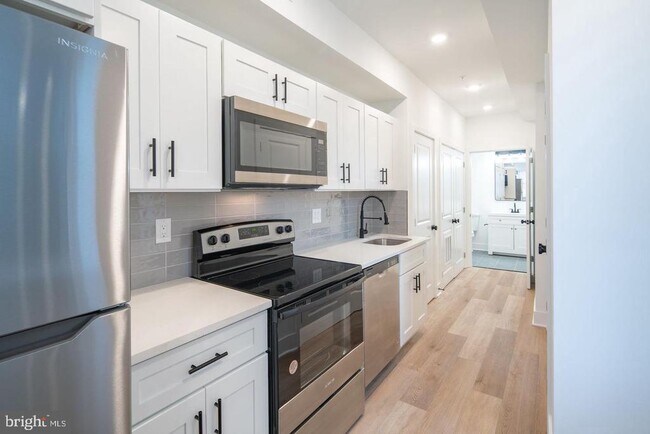 Building Photo - 1513 W Girard Ave
