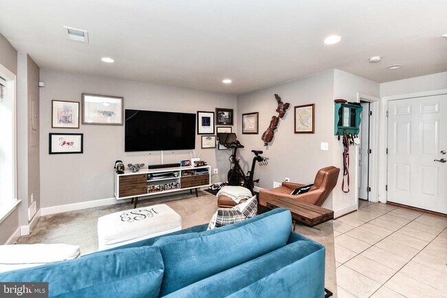 Building Photo - 2505 S Kenmore Ct