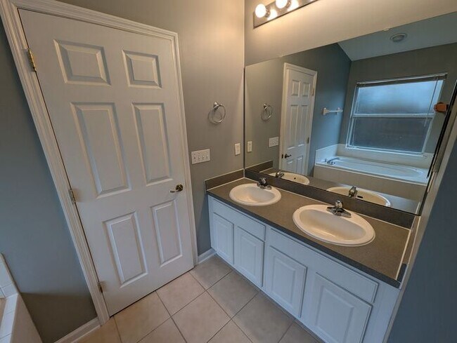 Building Photo - 712 N Edenbridge Way