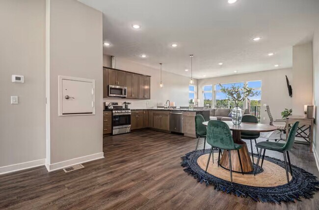 Building Photo - Fully Furnished 2 Master Suites | Luxe Tow...