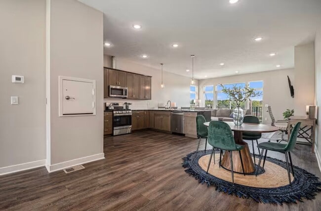 Building Photo - Fully Furnished 2 Master Suites | Luxe Townhome Near UNMC