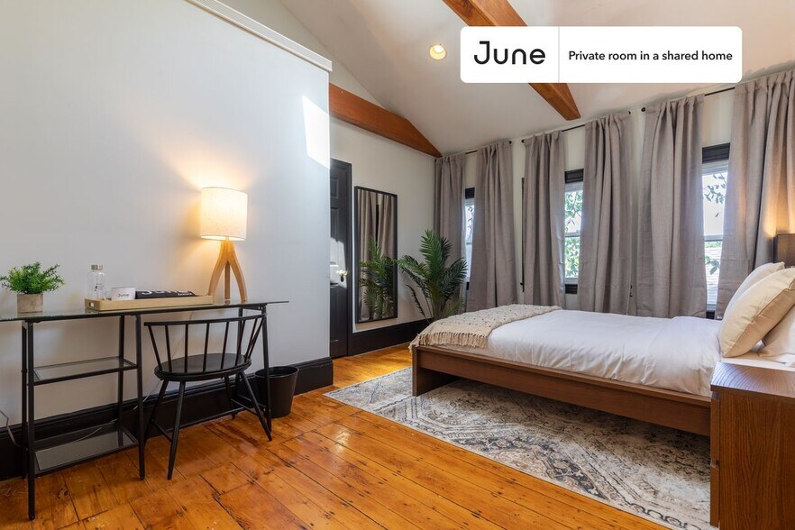 Primary Photo - Private bedroom in 5 bed/2 bath Home