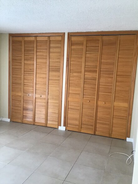 Building Photo - 1750 W 46th St