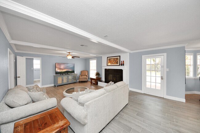 Building Photo - 5810 Wanakah Dr