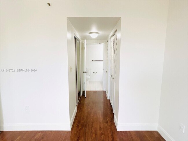 Building Photo - 919 Hillcrest Dr