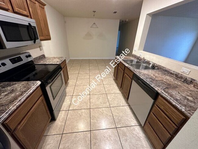 Building Photo - Spacious and updated 3 Bedroom 2 bathroom ...