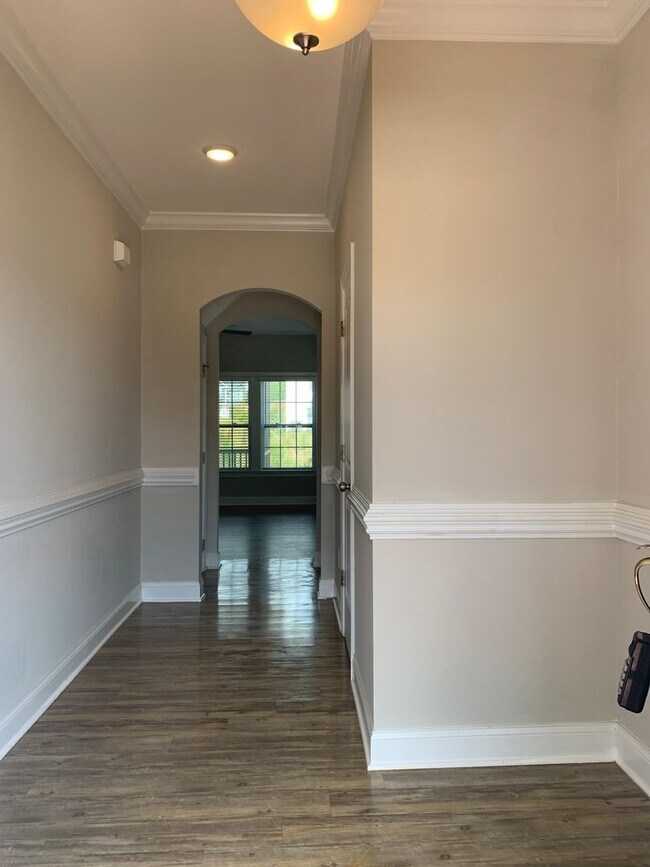 Building Photo - AMAZING LOCATION, Fantastic 4 Bed Home, in...