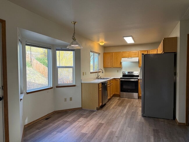 Building Photo - Near Ft Carson, 1342sf Bi-level, 3bd/2ba/2-car!