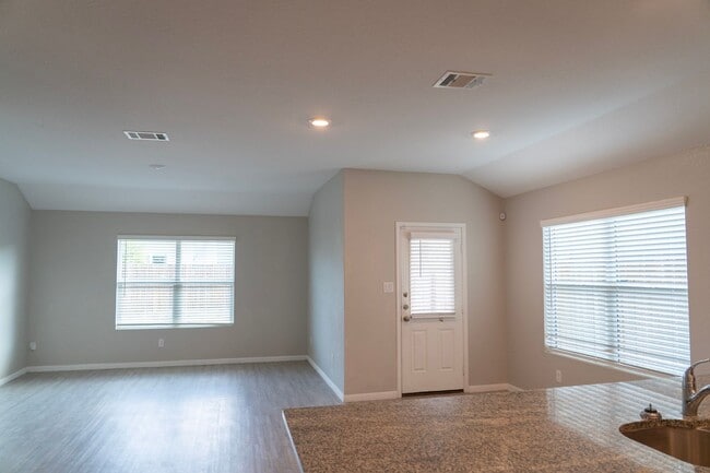 Building Photo - Spacious 3/2 Dream in Converse TX