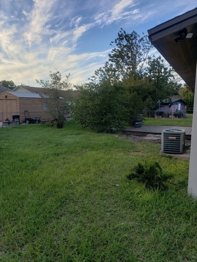 Building Photo - 3 bedroom 2 bath home