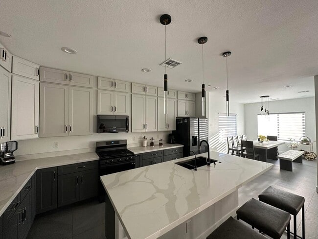 Building Photo - Fully Furnished 4BR + RV Garage