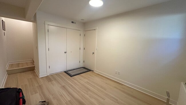 Building Photo - Stunning End-Unit Townhouse 3 bed, 2.5 bat...