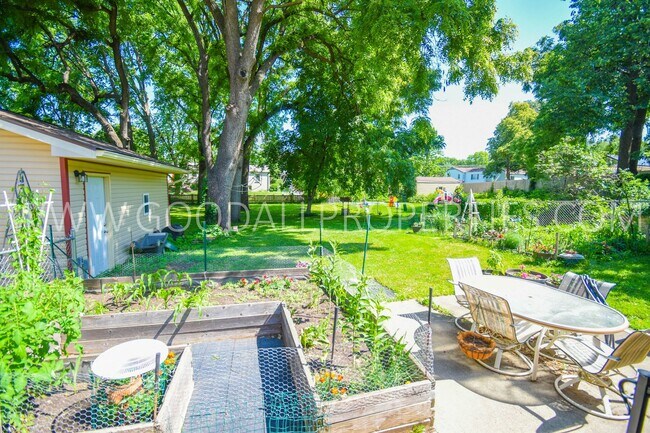 Building Photo - 2 Bedroom 1 Bath duplex home in Windsor He...