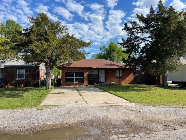 Building Photo - Cute 3 bed in Bethany!