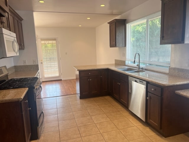 Building Photo - 5913 S Fairfax Ave