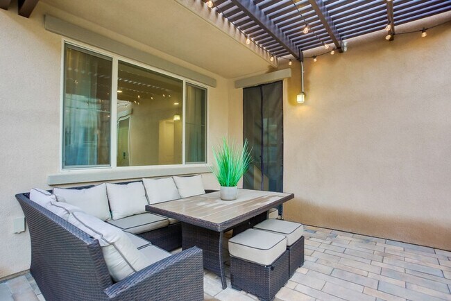 Building Photo - 5 Bedroom Home in Rancho Tesoro!