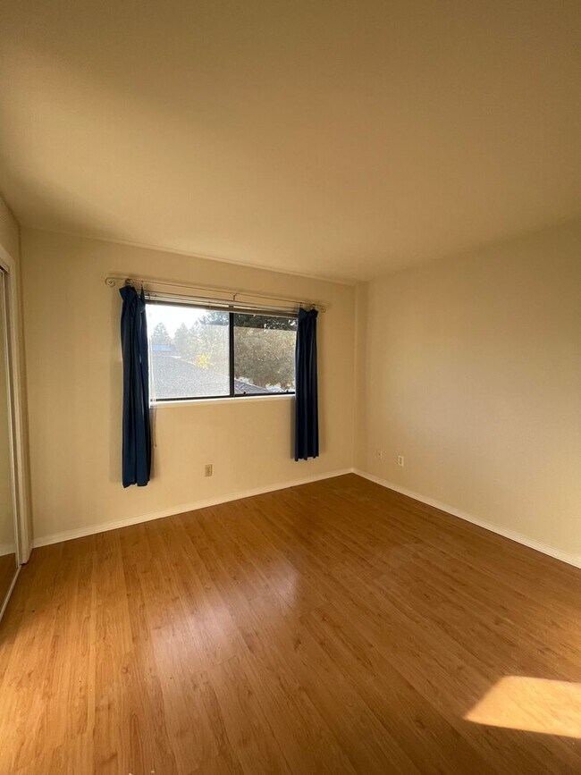 Building Photo - *Holiday Move In Special, $500 Off First Month's Rent! Large 4 bedroom/ 2.5 Bathroom Home for Ren...