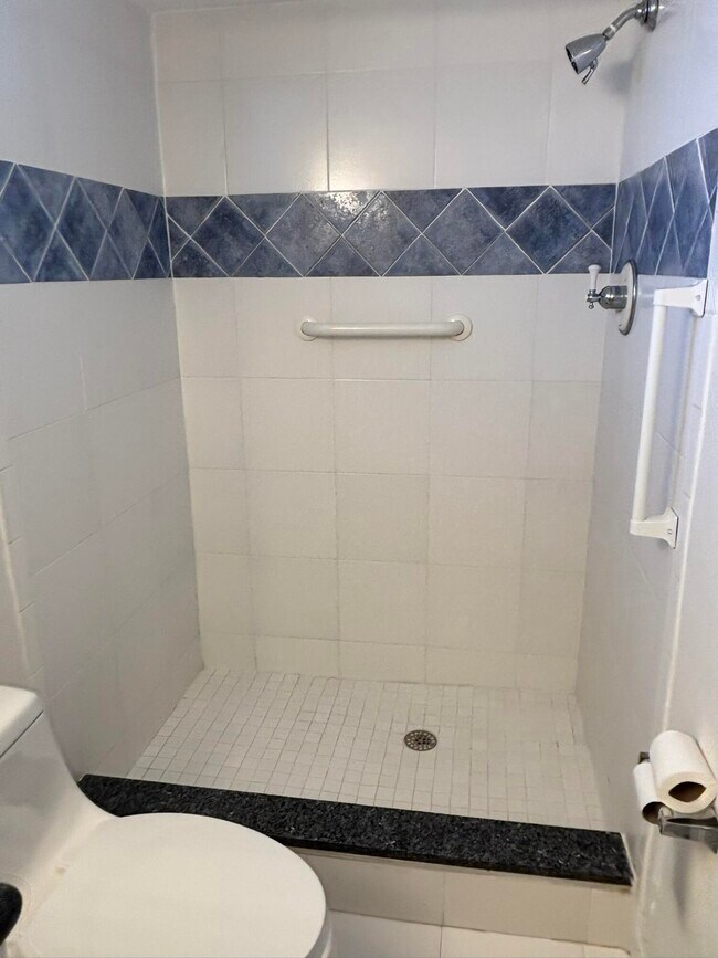 Building Photo - 2668 Garden Dr N