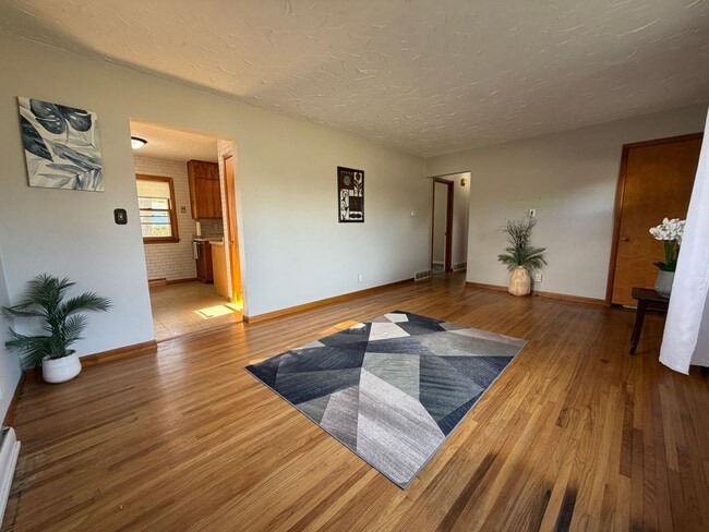 Building Photo - 3bed, 1bath home for rent in quiet Waterlo...
