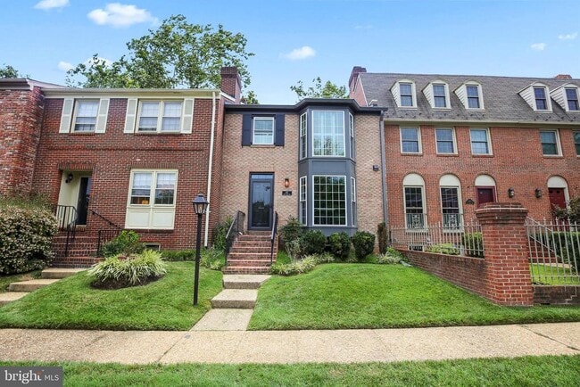 Building Photo - 165 E St NE