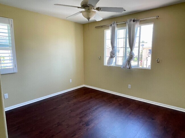 Building Photo - 4 bed 3 bath home in the heart of Simi Val...
