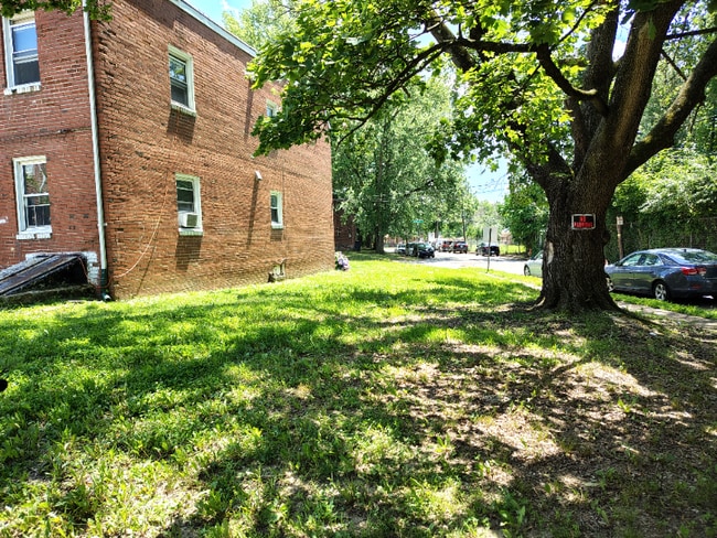 Building Photo - 2135 Seneca Rd