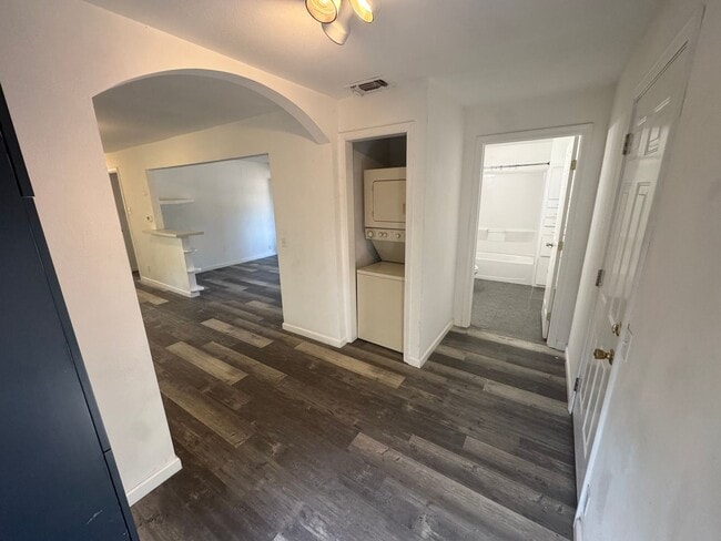 Building Photo - Small Single Family Home | 2 bed 1 bath | ...