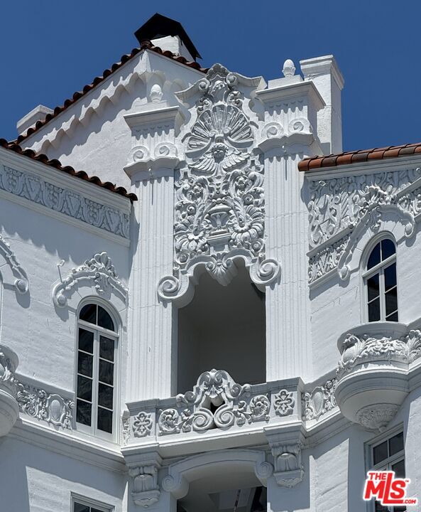 Building Photo - 1302 N Sweetzer Ave