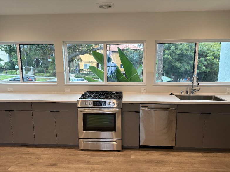 Building Photo - 2021 Beachwood Dr