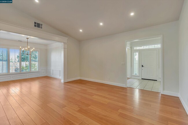Building Photo - 4719 Golden Bear Dr