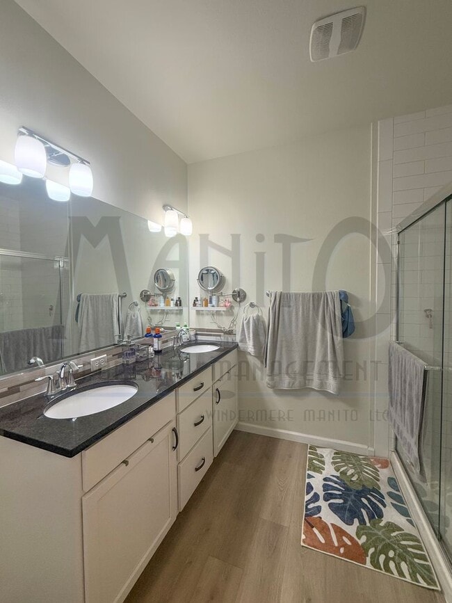 Building Photo - Beautiful Kendall Yards Townhome