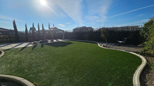 Building Photo - Modern 4 Bedroom Home in City in the Hills