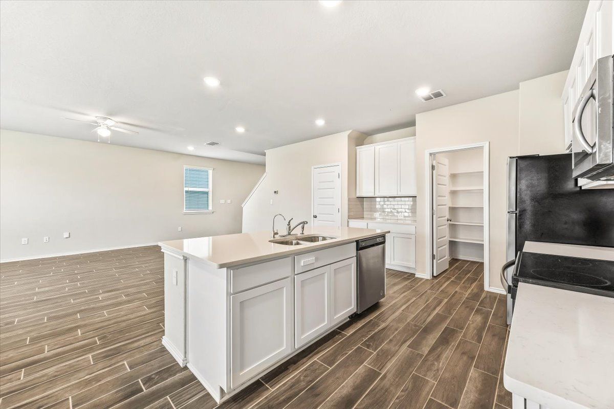 Building Photo - 2521 Ayers Dr