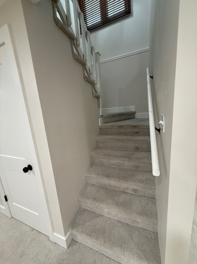 Building Photo - Spacious 3 Bedroom, 2 Bath - Your Derby Ho...